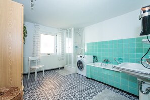 Bañera, secador de pelo, toallas y jabón
