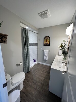 Ensemble douche/baignoire, sĂšche-cheveux, serviettes fournies, savon