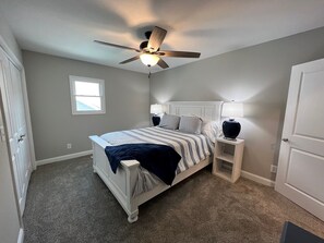 5 chambres, fer et planche à repasser, lit de bébé portatif