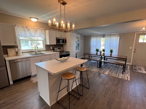 NEW Remodel - 5 min Walk to Jet Express and Downtown Port Clinton