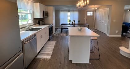 NEW Remodel - 5 min Walk to Jet Express and Downtown Port Clinton