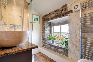 Ducha, secador de pelo, toallas y jabón