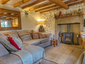 Smart-tv, een open haard, een dvd-speler en boeken