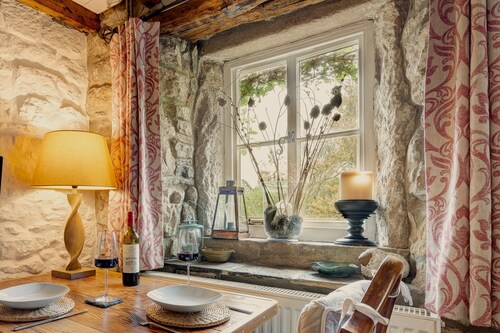 Gorgeous romantic cottage retreat, with gardens & Peak District views