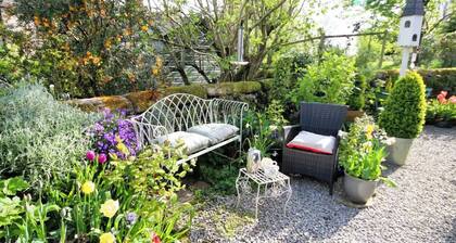 Gorgeous romantic cottage retreat, with gardens & Peak District views