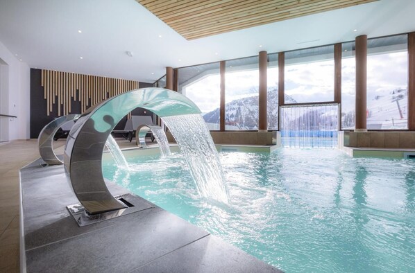 Indoor pool, a heated pool - Ski-in/ski-out & foot of the slopes, fitness, swimming pool, sauna, hammam, terrace, balcony, tv (Le Corbier)