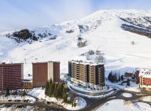 Exterior - 50m from resort center, swimming pool, sauna, hammam, terrace, balcony, tv, ski locker, 52m² (Le Corbier)