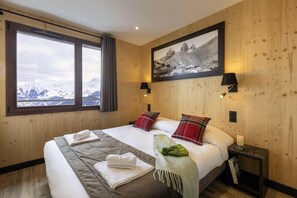 2 bedrooms, free WiFi, bed sheets - 50m from resort center, swimming pool, sauna, hammam, terrace, balcony, tv, ski locker, 52m² (Le Corbier)
