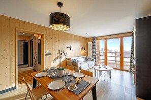 Dining - 50m from resort center, swimming pool, sauna, hammam, terrace, balcony, tv, ski locker, 59m² (Le Corbier)