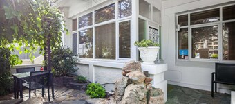 Cosy Central Glenelg | Park Views