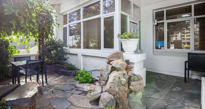 Cosy Central Glenelg | Park Views