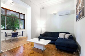 Fernseher, DVD-Player, Arbeitsbereiche