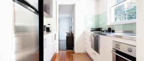 Geladeira, micro-ondas, fogão, cooktop