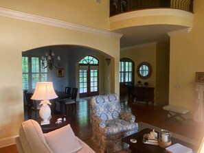 Smart-TV, Tischtennisplatte, Bücher, Computerbildschirme