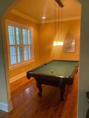 Games room - Beautiful Custom Home Overlooking Pond (Georgetown)