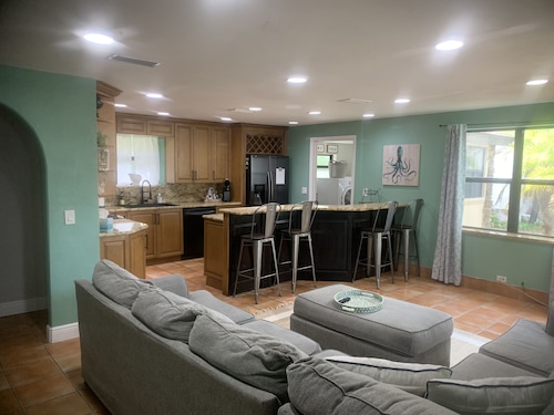 Cozy house centrally located. 3mls to beach,7mls to speedway. Pet friendly