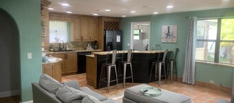 Cozy house centrally located. 3mls to beach,7mls to speedway. Pet friendly