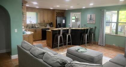 Cozy house centrally located. 3mls to beach,7mls to speedway. Pet friendly