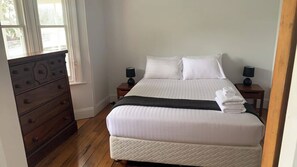 2 bedrooms, iron/ironing board, free WiFi, bed sheets - Minutes from the CBD, Cafes & Cataract Gorge (West Launceston)