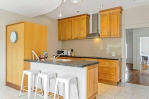 Fridge, microwave, oven, stovetop - Magnolia House: Near the Cataract Gorge & Parking (West Launceston)