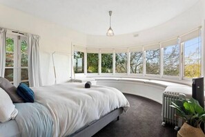5 bedrooms, iron/ironing board, free WiFi, bed sheets - Magnolia House: Near the Cataract Gorge & Parking (West Launceston)