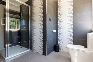 Een douche, een haardroger, handdoeken