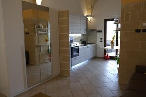 Réfrigérateur, four à micro-ondes, un four, surface de cuisson