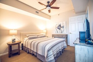 1 habitación, escritorio, tabla de planchar con plancha y cuna de viaje 