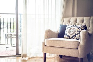 Smart TV - Riverfront balcony  WSR #10 (Wilmington)