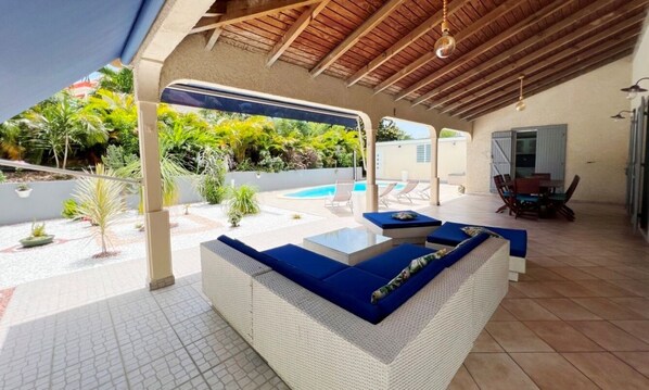 Outdoor dining - Villa à Sainte Anne G104 3 ch piscine plage 600m (Sainte-Anne)