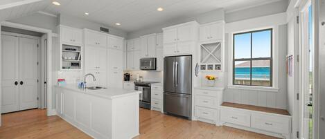 Réfrigérateur, four à micro-ondes, un four, surface de cuisson