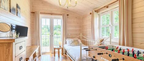 3 室のベッドルーム、WiFi (無料)、ベッドシーツ