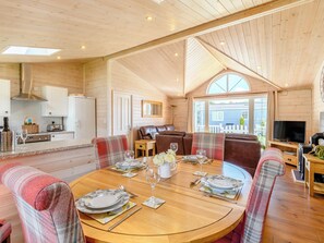 Dining - 3 bedroom accommodation in Derbyshire (Derbyshire)