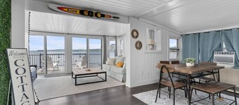 Lakeside Cottage ~ Pool, Hot tub & Private Beach