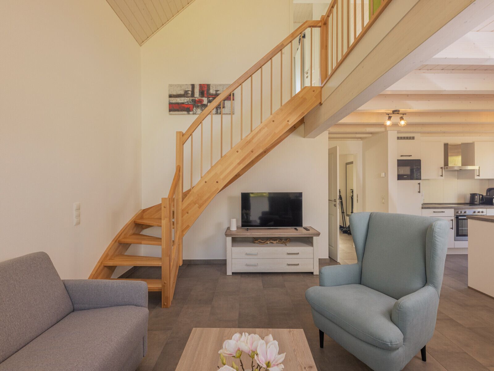 Een smart-tv, een open haard, een dvd-speler en boeken