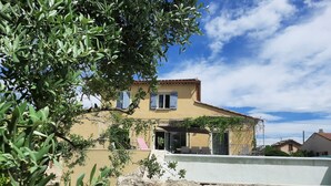 A Mediterranean-style villa with a stone wall, outdoor seating, and a view of the sea. - Villa with private pool (secure) pétanque court-Mont Ventoux - Last minute (Modène)
