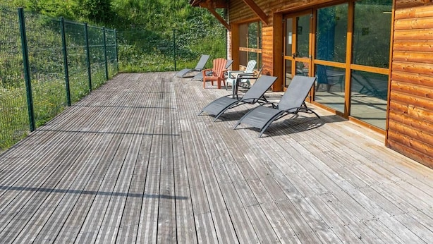 A wooden deck with lounge chairs and a glass-enclosed room. - 200m from ski slopes, 1st floor, view resort, swimming pool, balcony, tv, ski locker, 24m² (Les Orres)