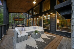 Outdoor dining -  Into The Woods Cabin  // Modern Family Cabin // Arcade, Hot Tub, Playset (Broken Bow)