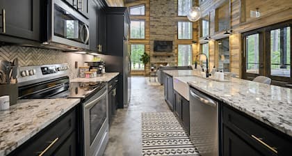 🌲 Into The Woods Cabin 🌲 // Modern Family Cabin // Arcade, Hot Tub, Playset