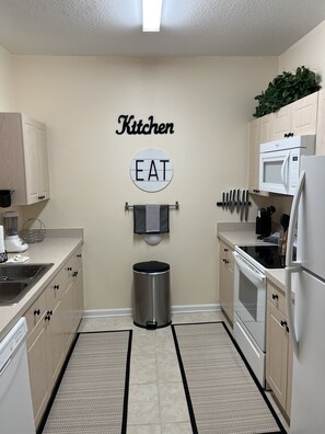 Frigorifero, microonde, forno, piano cottura