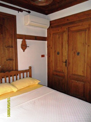 Habitación familiar, 1 habitación, vistas a la ciudad | Ropa de cama de alta calidad y wifi gratis