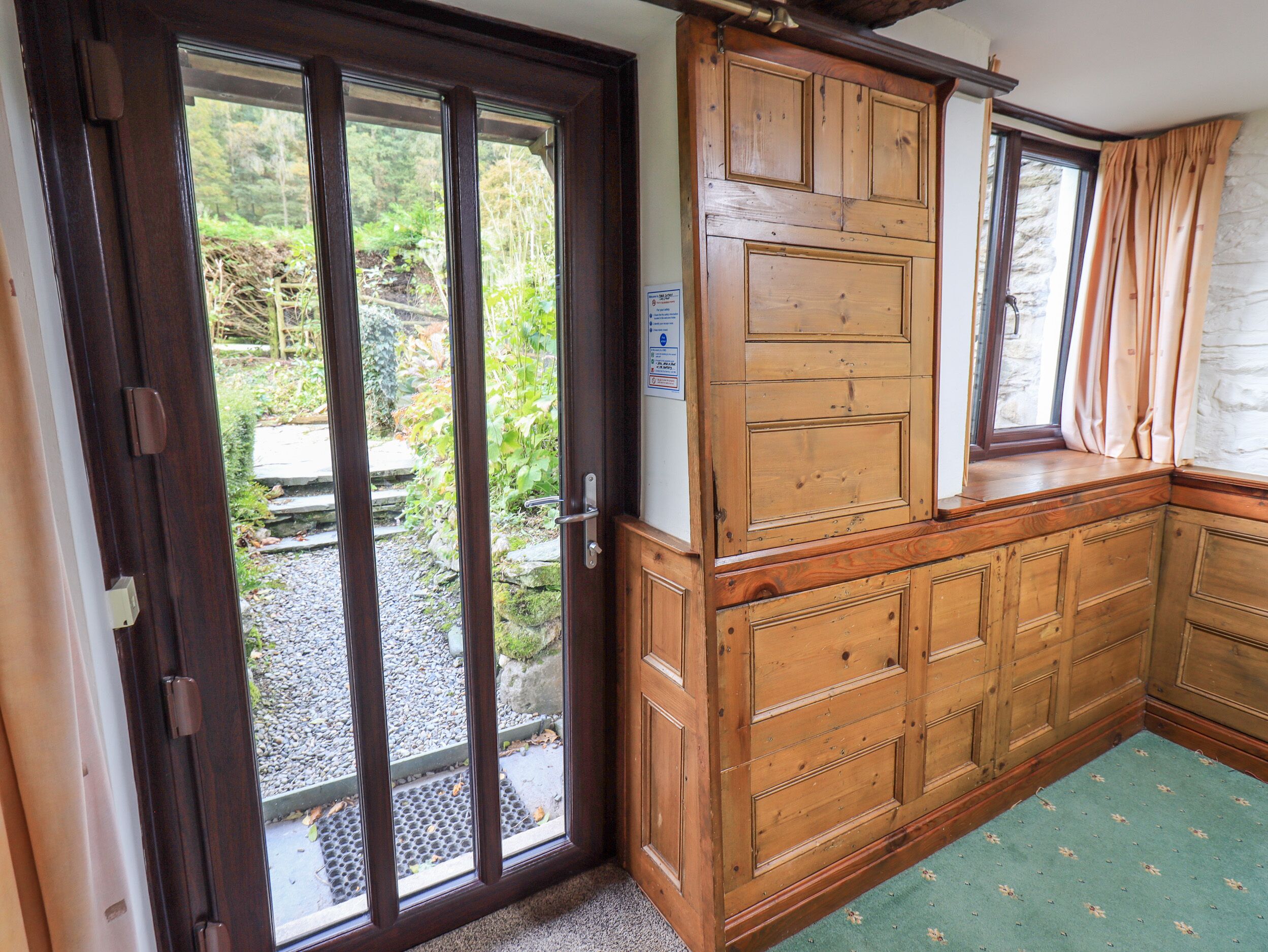 المنشأة من الداخل