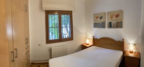 4 bedrooms, travel crib, free WiFi, bed sheets