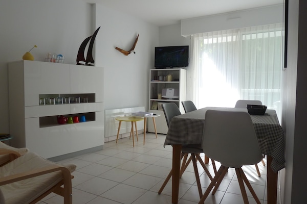 séjour, table, 4 chaises, buffet, 2 fauteuils, meuble radio et TV. fibre, WiFi