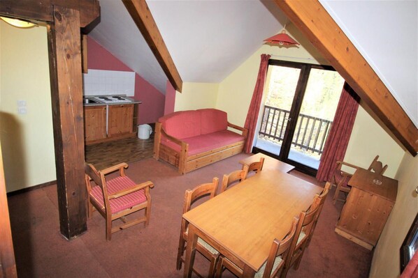 Living area - 100m from resort center, 4th floor, balcony, parking, tv, ski locker, 40m², Valfréjus (Valfréjus)