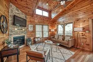 Smart TV, chimenea y libros 