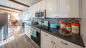 Geladeira, micro-ondas, fogão, cooktop