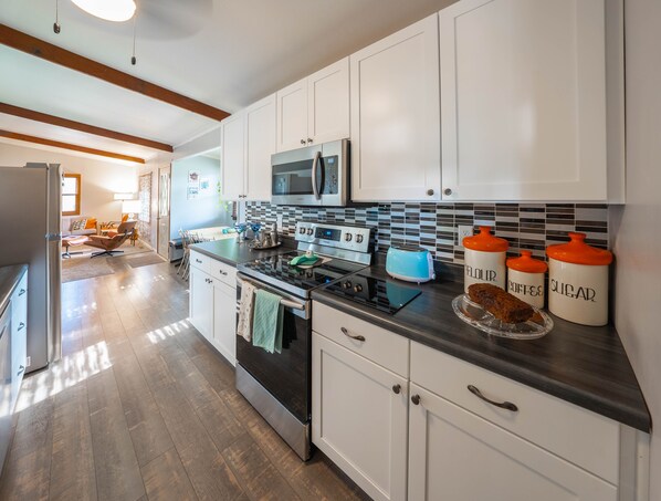 Geladeira, micro-ondas, fogão, cooktop