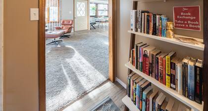 Vintage Experience - Mid Century Retro Retreat- 2 Bedroom in Central Sioux Falls