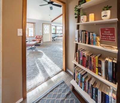 Vintage Experience - Mid Century Retro Retreat- 2 Bedroom in Central Sioux Falls